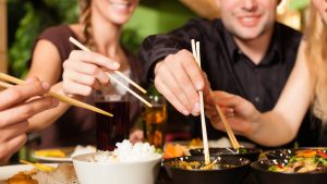 Comer con palillos chinos es una de las tradiciones más antiguas